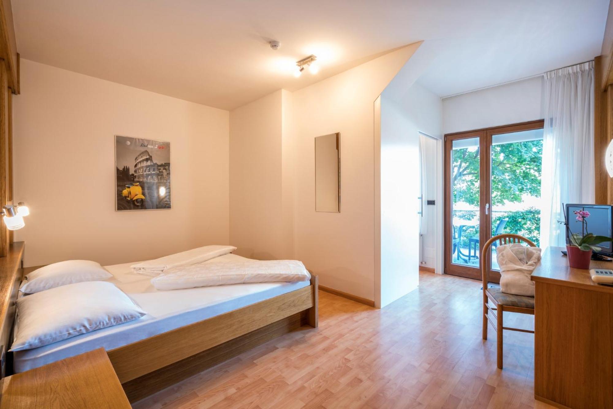 Hotel Garni Gruener Baum Лаивес Екстериор снимка