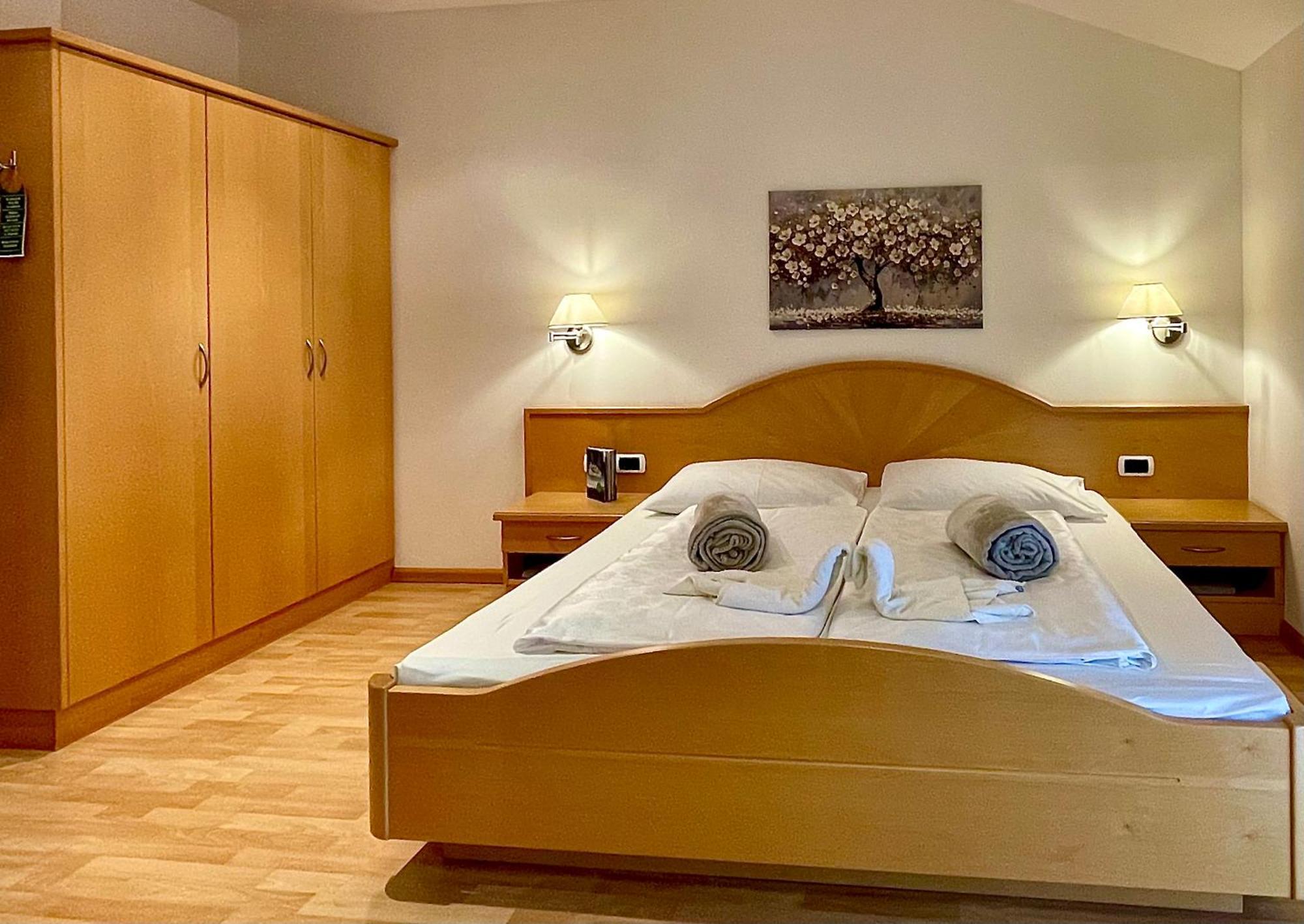 Hotel Garni Gruener Baum Лаивес Екстериор снимка